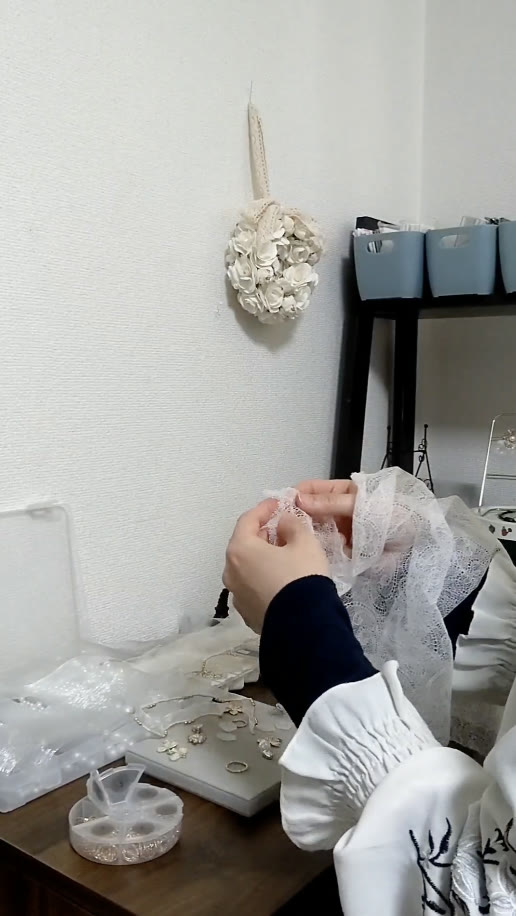 アクセサリーを制作するRinoeの作り手・あやの手元